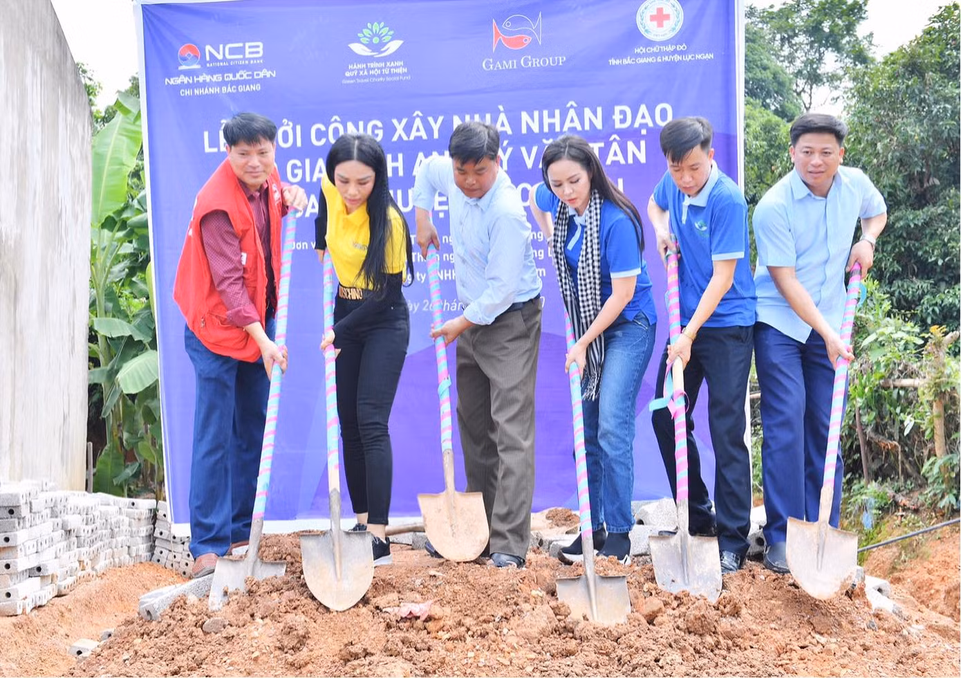 Nữ Doanh Nhân Vũ Phương Thuý giản dị đi khởi công xây dựng nhà nhân đạo ảnh 1