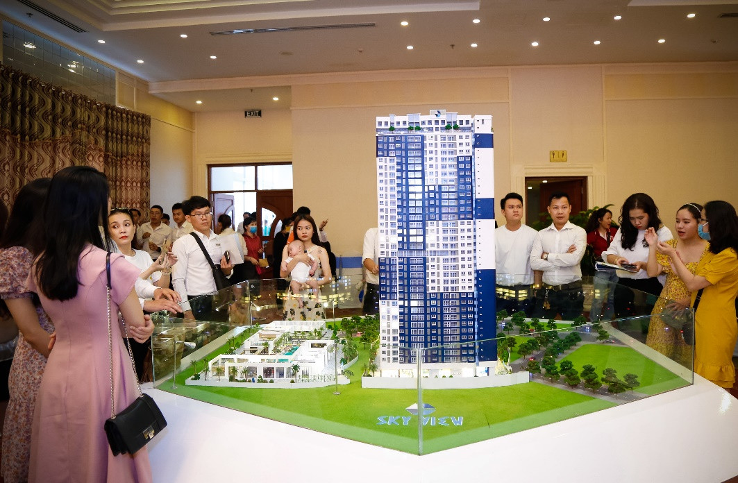 Lộ diện khách hàng may mắn trúng xe Mercedes C200 tại C-Sky View ảnh 1