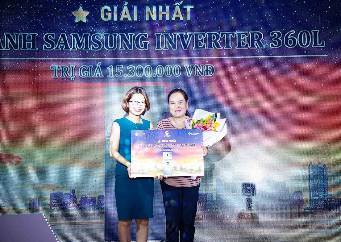 Lộ diện khách hàng may mắn trúng xe Mercedes C200 tại C-Sky View ảnh 3