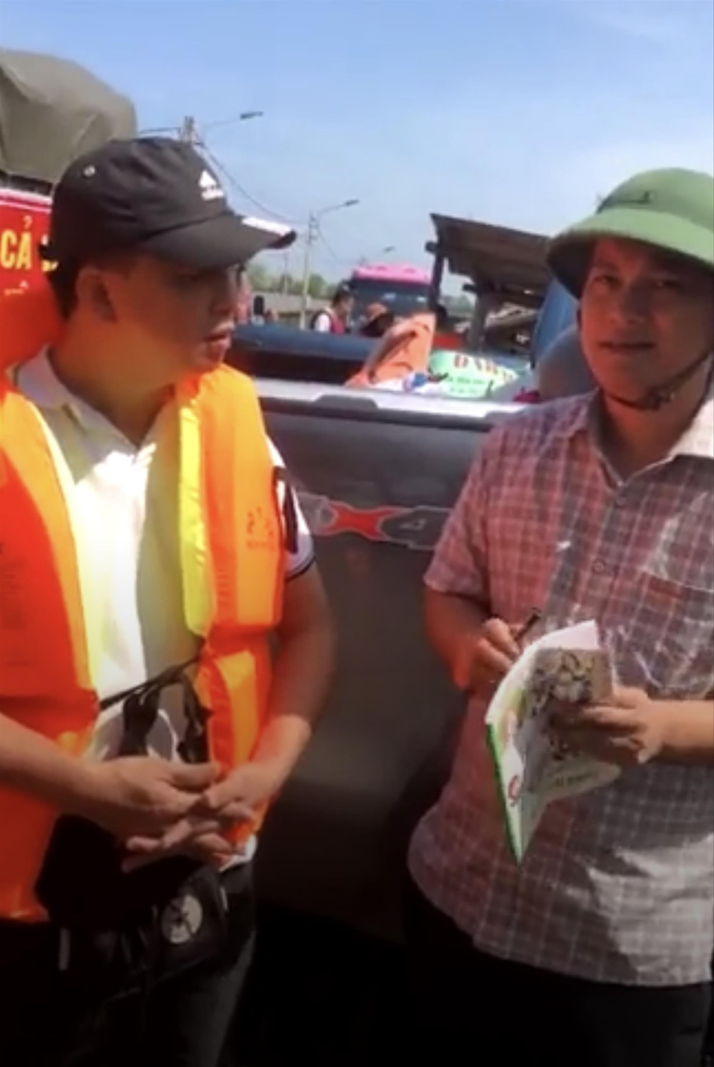 Dọc đường cứu trợ: Chuyện những “đầy tớ” của dân ảnh 1