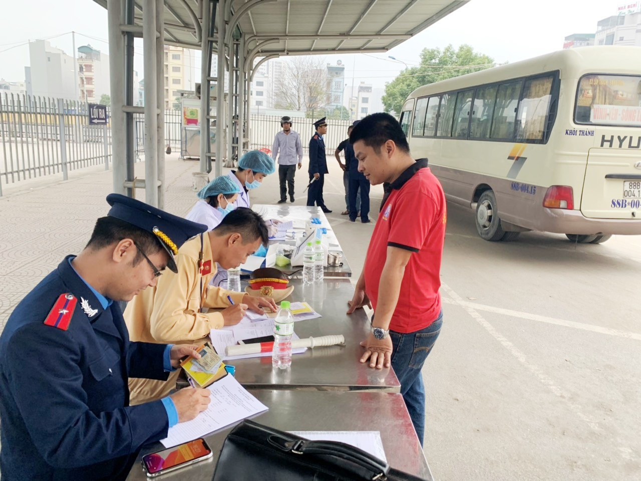 Thanh tra lập 'chốt' nóng đảm bảo trật tự giao thông ảnh 3