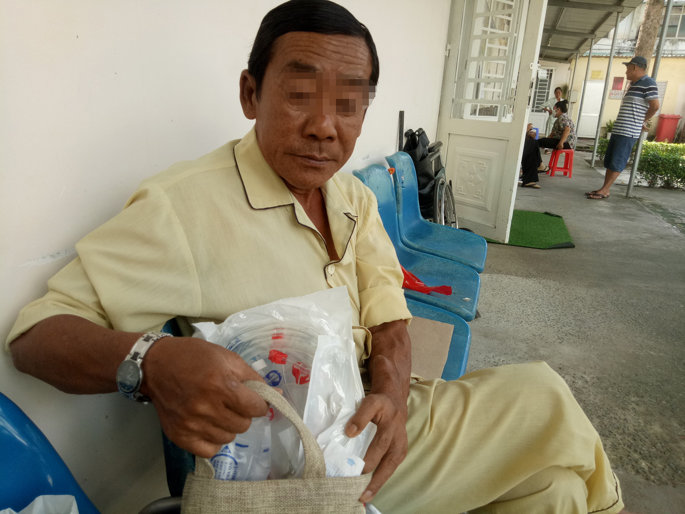 Hết thuốc, bệnh viện ép bệnh nhân tự mua ảnh 1