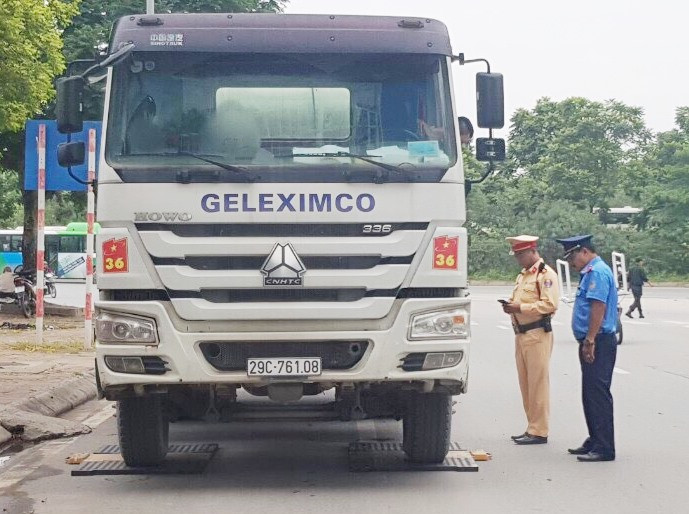 Thanh tra lập 'chốt' nóng đảm bảo trật tự giao thông ảnh 2