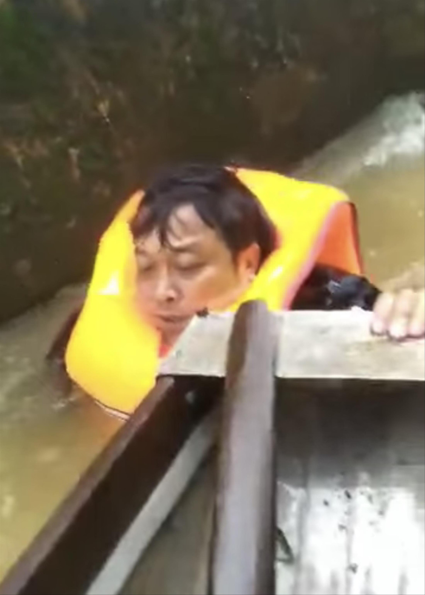 Dọc đường cứu trợ Kỳ 5: Những người “vác tù và” trong lũ ảnh 1