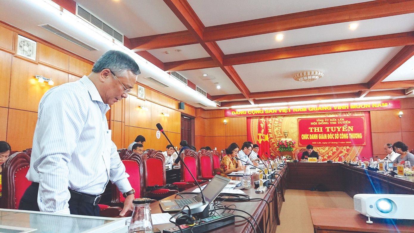 Đột phá trong công tác cán bộ ảnh 2