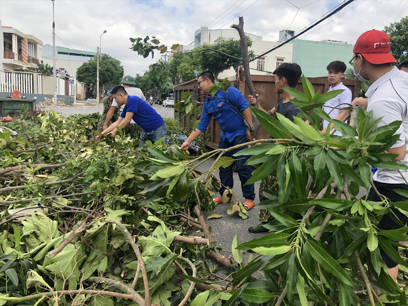 460 đội thanh niên tình nguyện đến từng nhà giúp dân chạy lũ ảnh 13