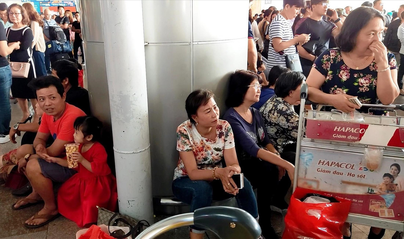 Sân bay Tân Sơn Nhất giáp Tết: Kẹt cứng ngoài, nghẹt thở trong ảnh 1