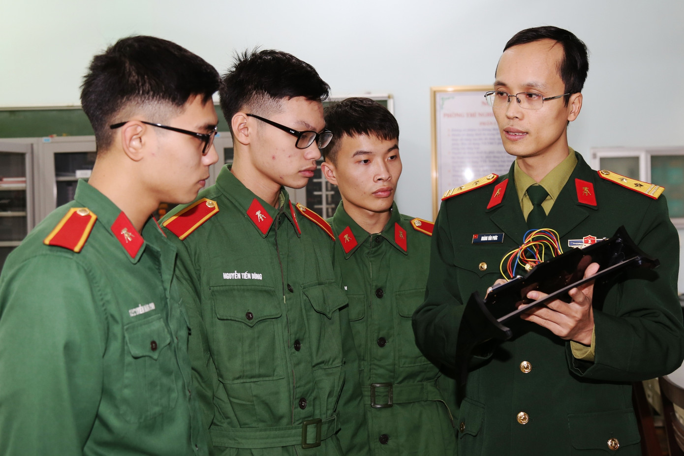 Những nhà khoa học mang áo lính ảnh 1