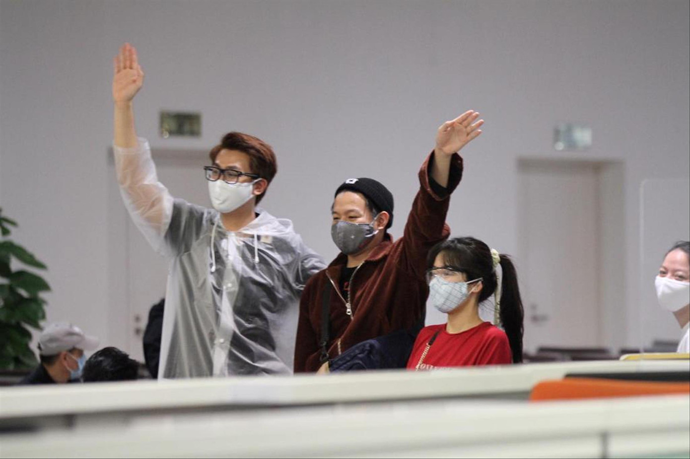 Sân bay căng mình đón người Việt ảnh 1