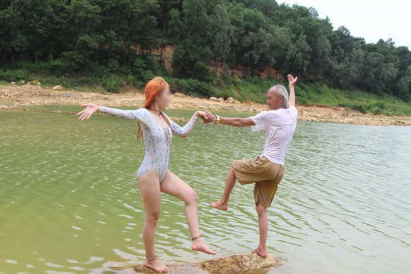 Học đàn tranh tắm bùn, 'ăn kem kiểu Ý': Giới chuyên môn nói gì? ảnh 2