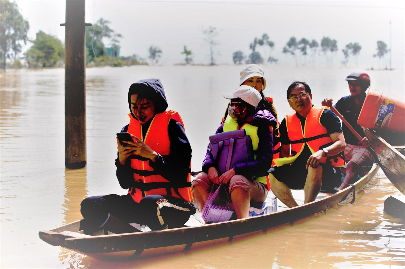 Hậu trường thi hoa hậu giữa ngày lũ lớn ảnh 1
