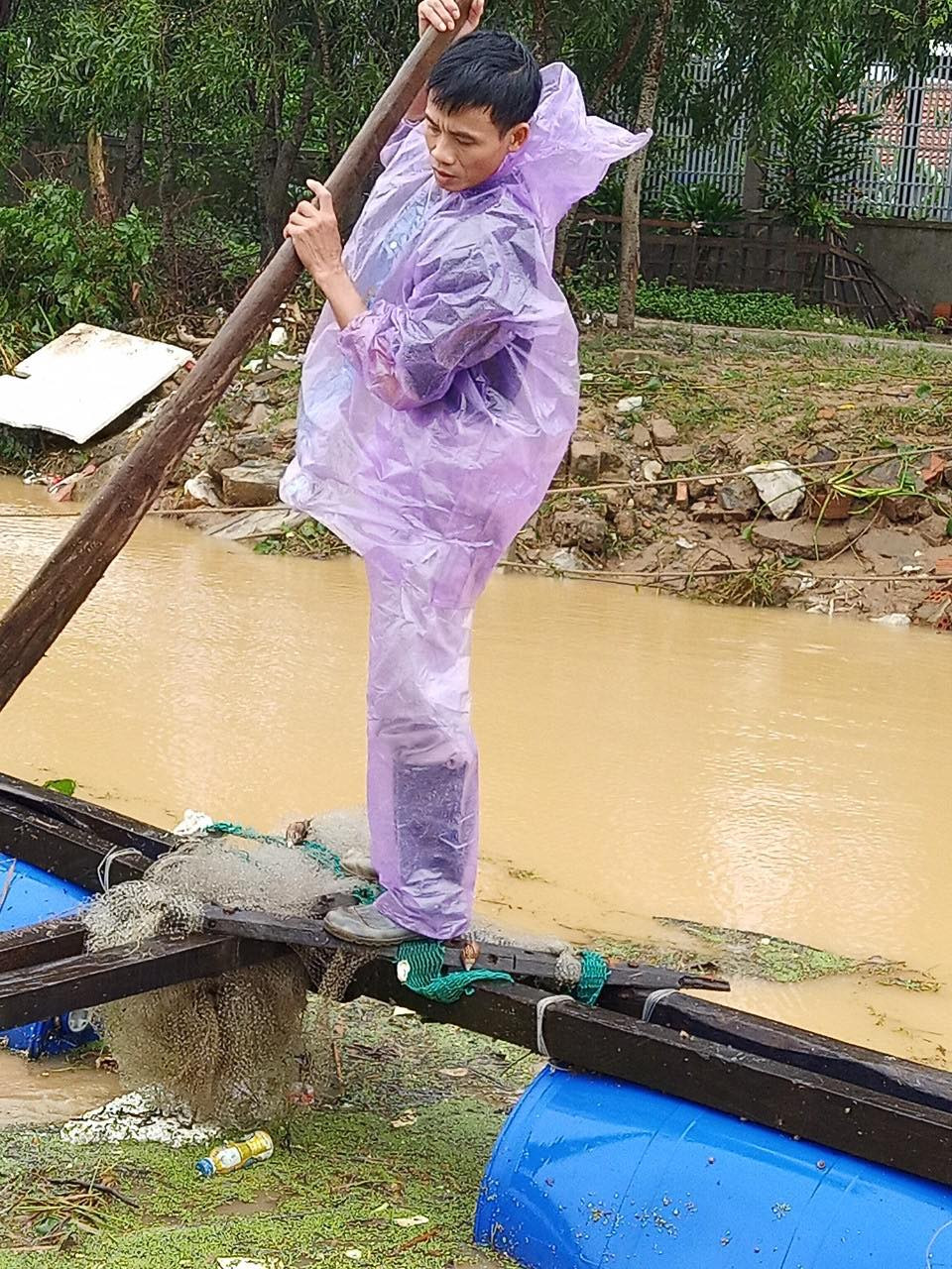 Dọc đường cứu trợ-Kỳ 11: Lũ qua, nợ nần ở lại ảnh 1