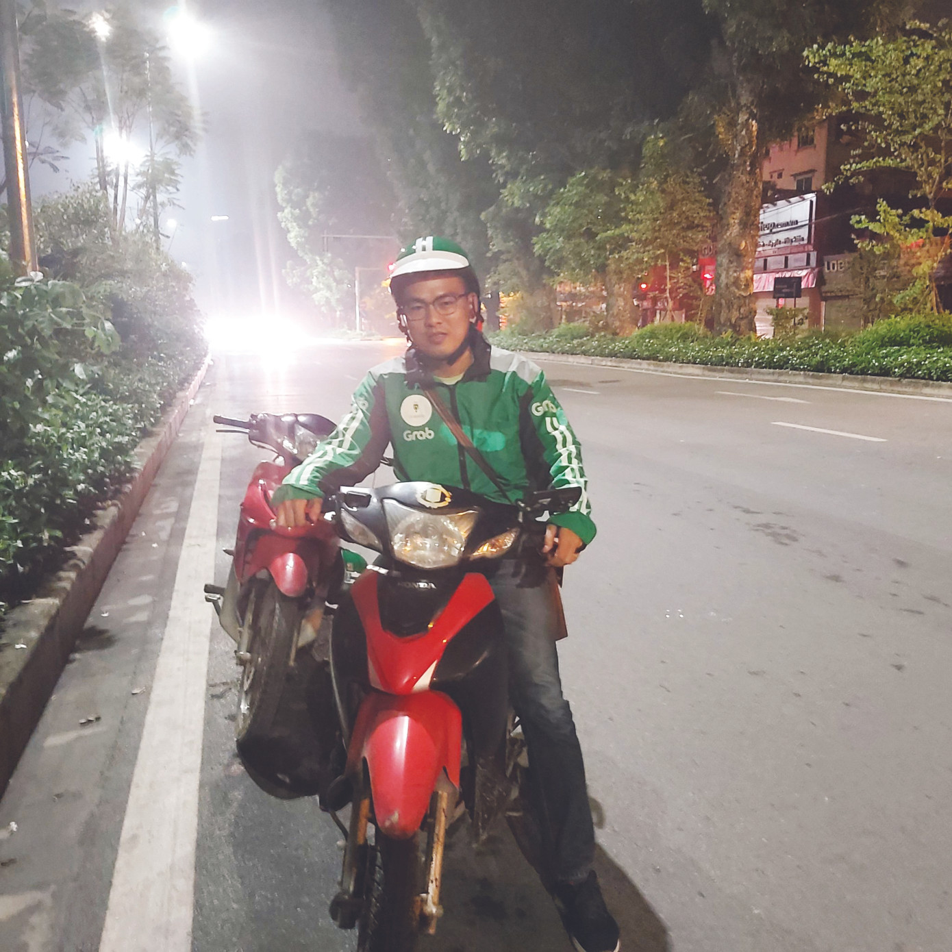 Khi phóng viên chạy xe ôm, khoan cắt bê tông ảnh 1