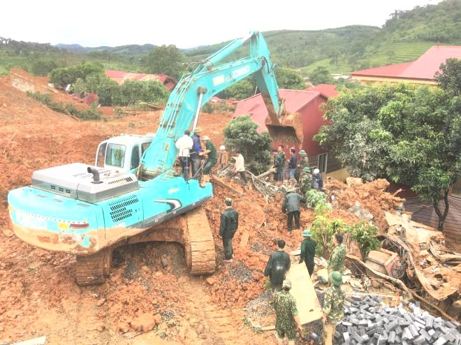 Tìm 22 quân nhân trong đá trượt, bùn trôi: Trực thăng sẵn sàng cất cánh ảnh 1