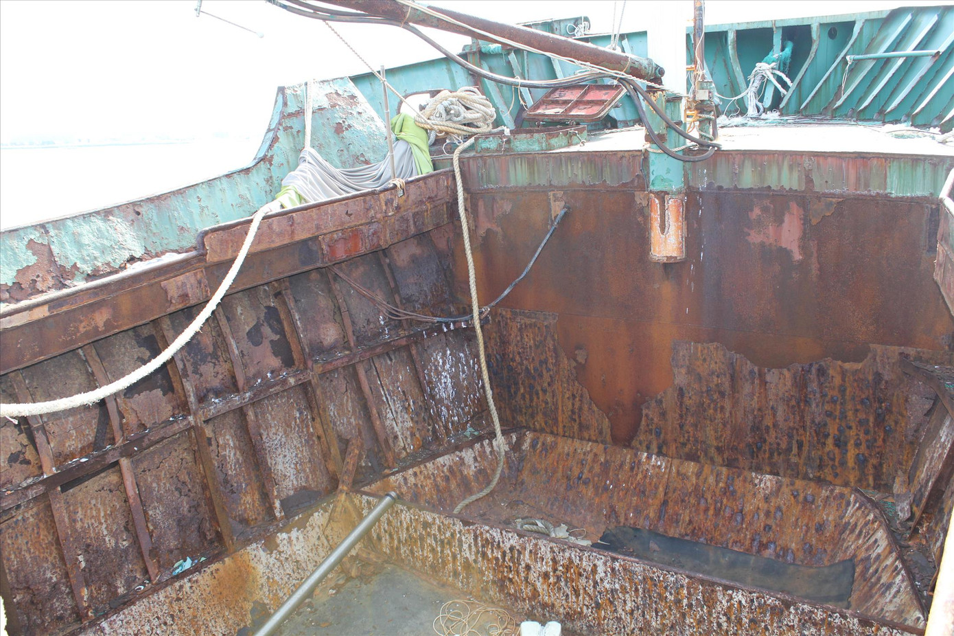 Tàu tiền tỷ nằm bờ vì vướng... quy định ảnh 1