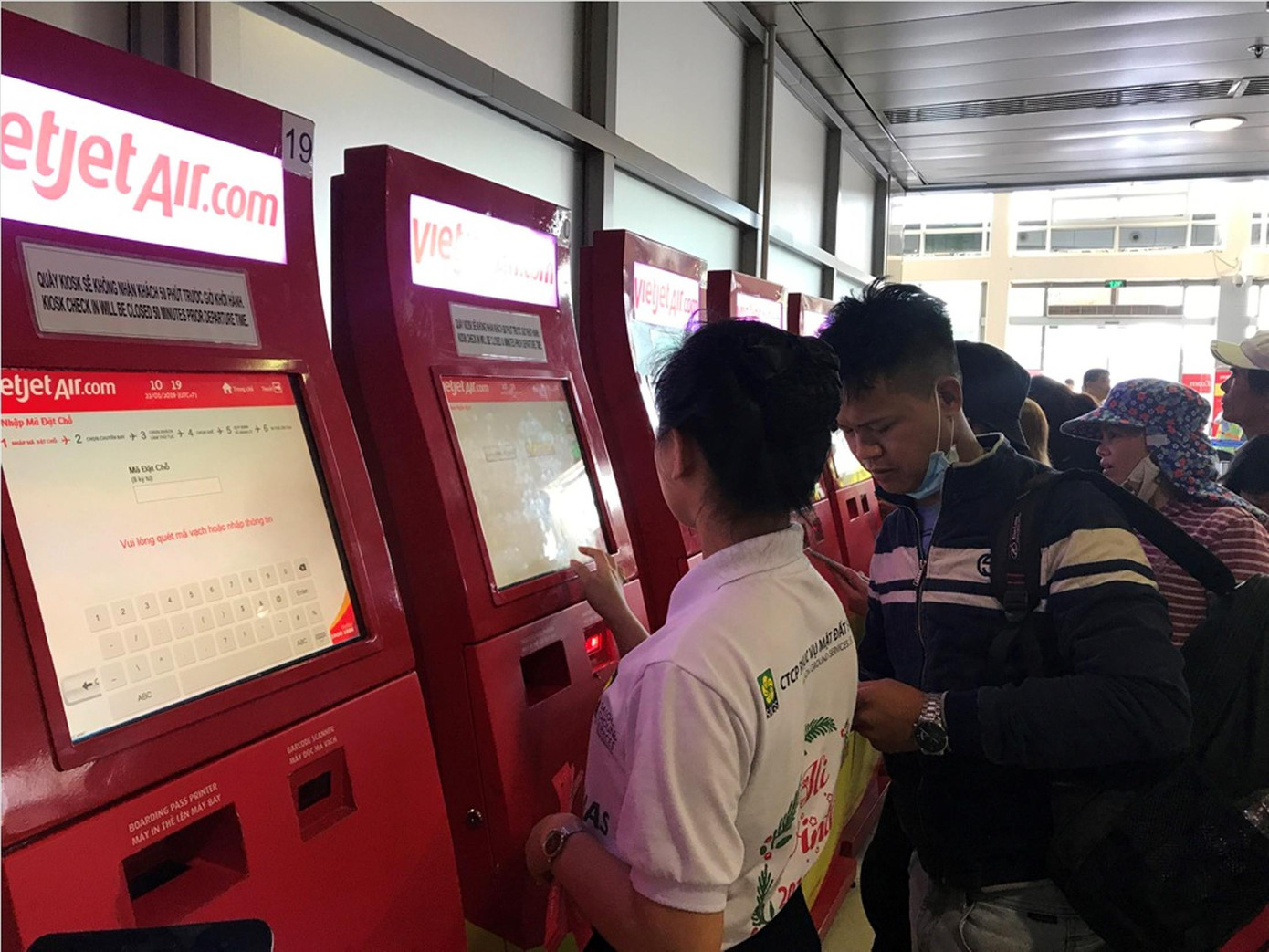 Căng sức 'giải cứu' sân bay Tân Sơn Nhất ảnh 1