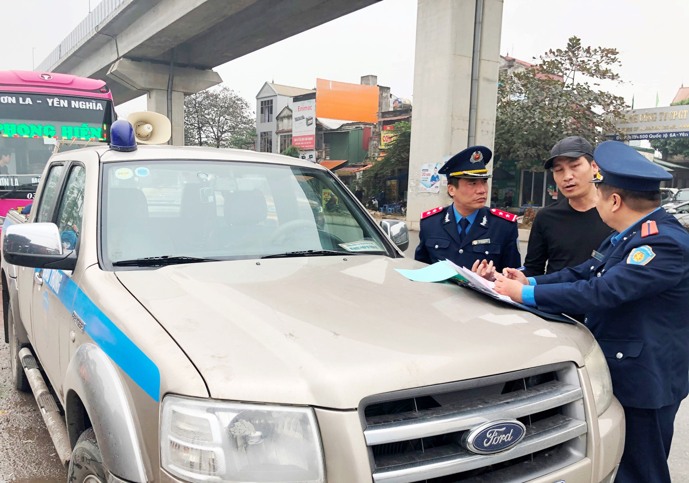 Thanh tra lập 'chốt' nóng đảm bảo trật tự giao thông ảnh 1