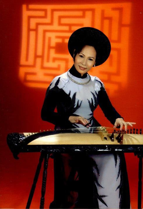 Học đàn tranh tắm bùn, 'ăn kem kiểu Ý': Giới chuyên môn nói gì? ảnh 3