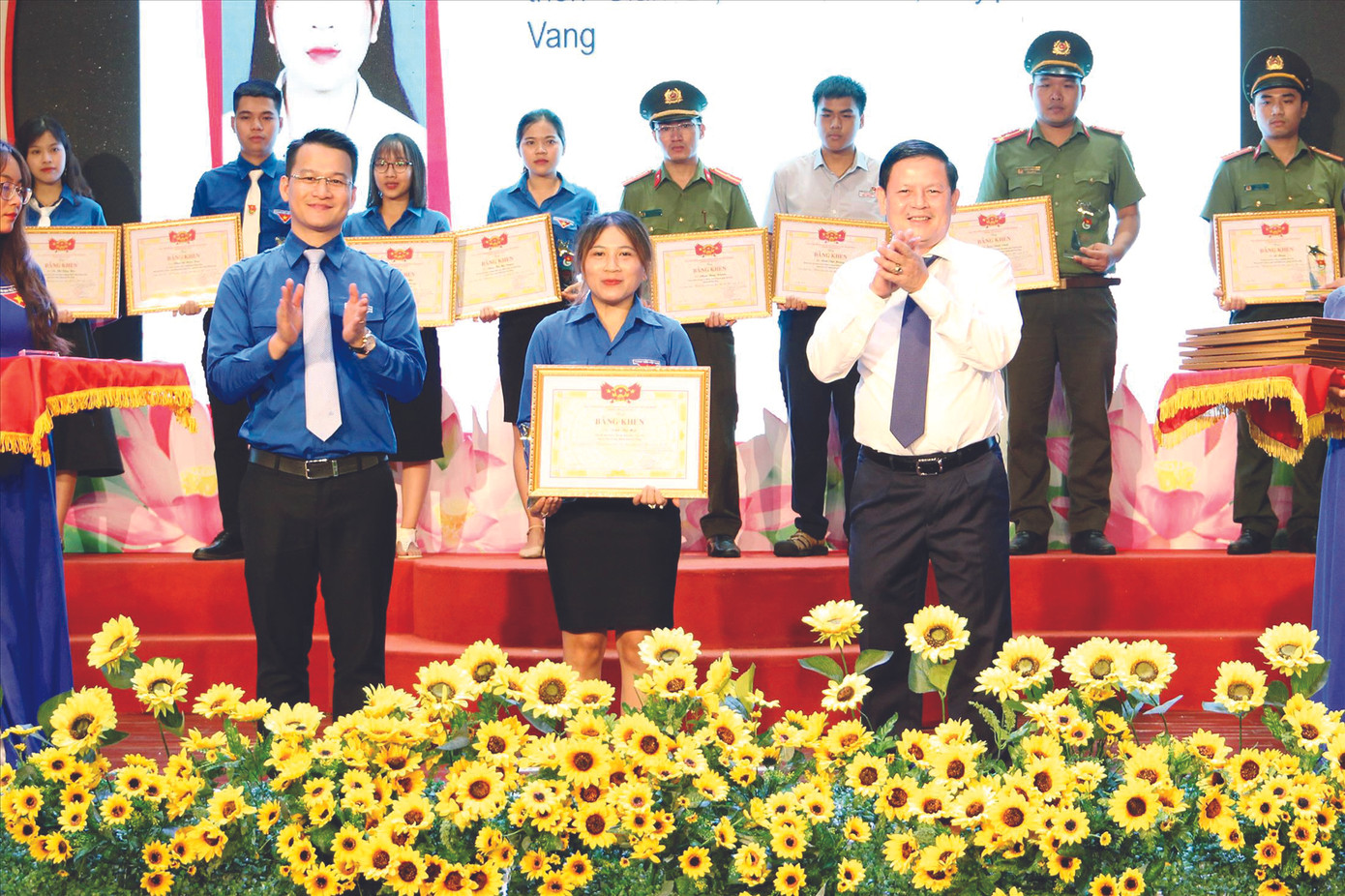 Nữ cán bộ Đoàn Cơ Tu dự Đại hội thanh niên làm theo lời Bác ảnh 1