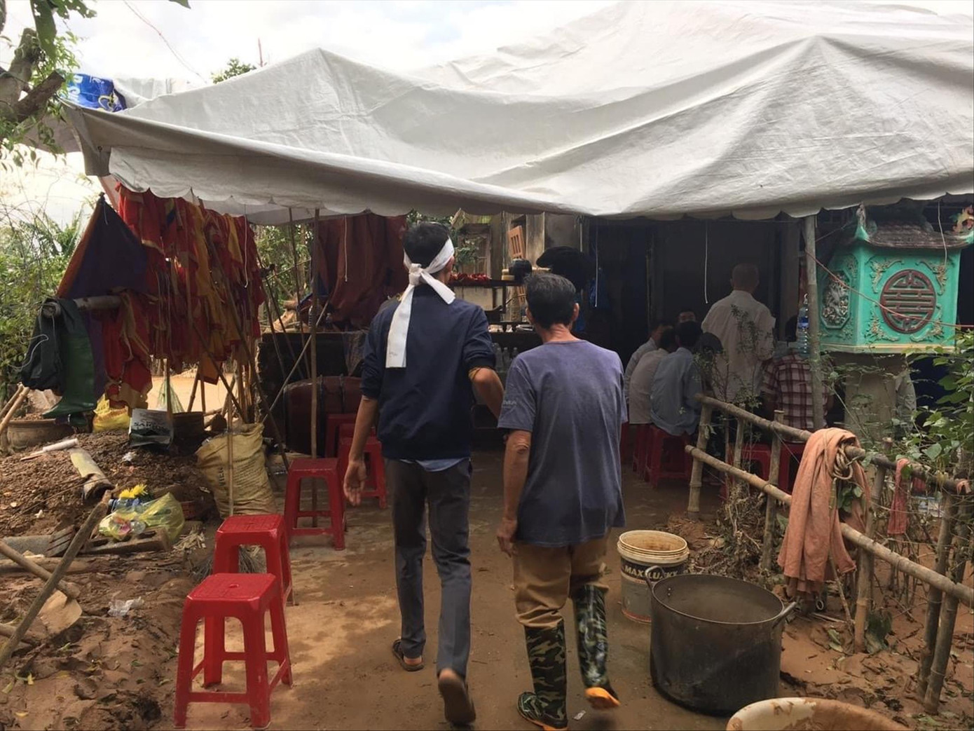 Dọc đường cứu trợ Kỳ 5: Những người “vác tù và” trong lũ ảnh 2