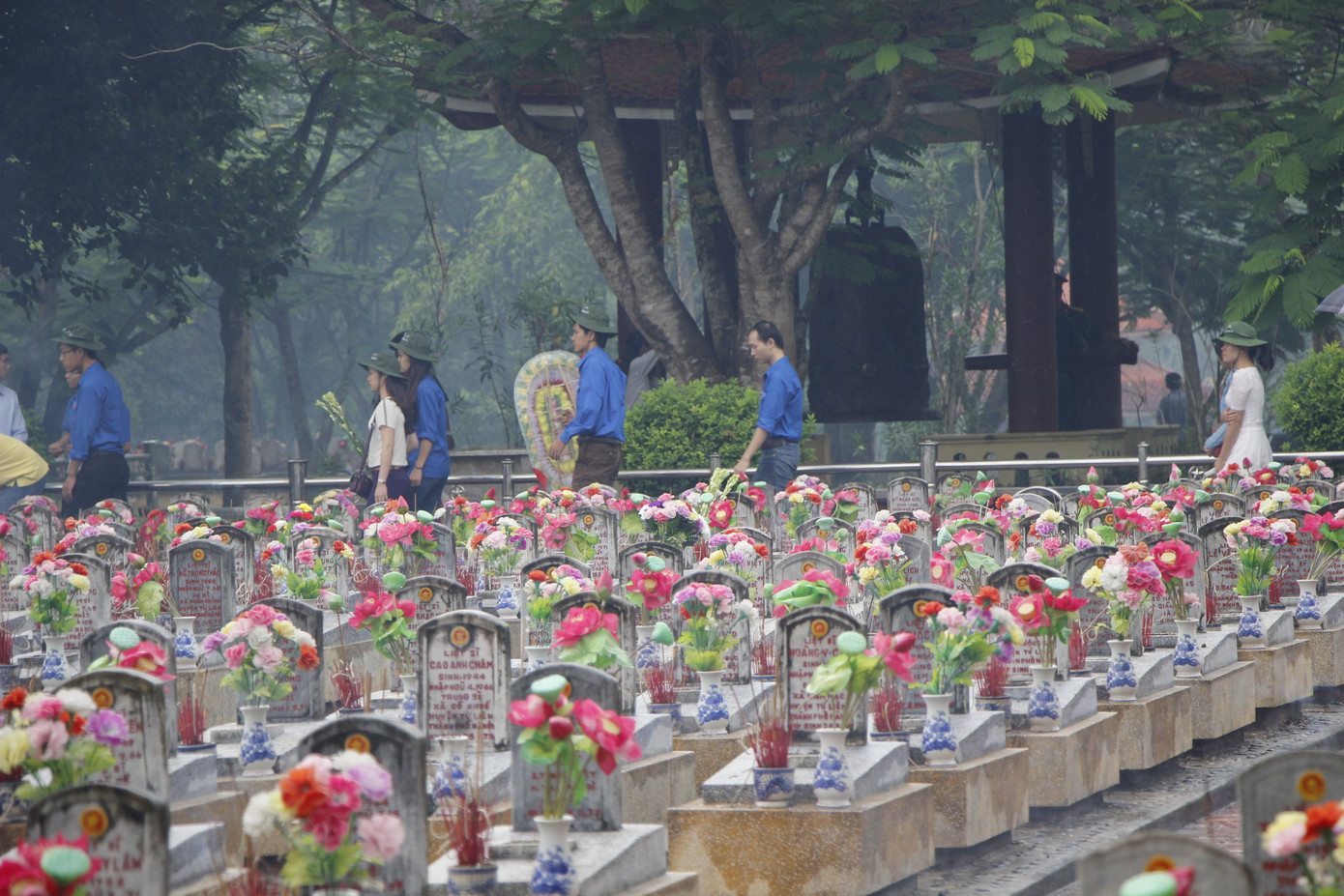 Hoa dâng mộ liệt sĩ ảnh 1