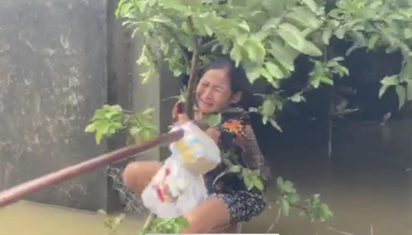 Những “thân cò” nơi đỉnh lũ ảnh 1