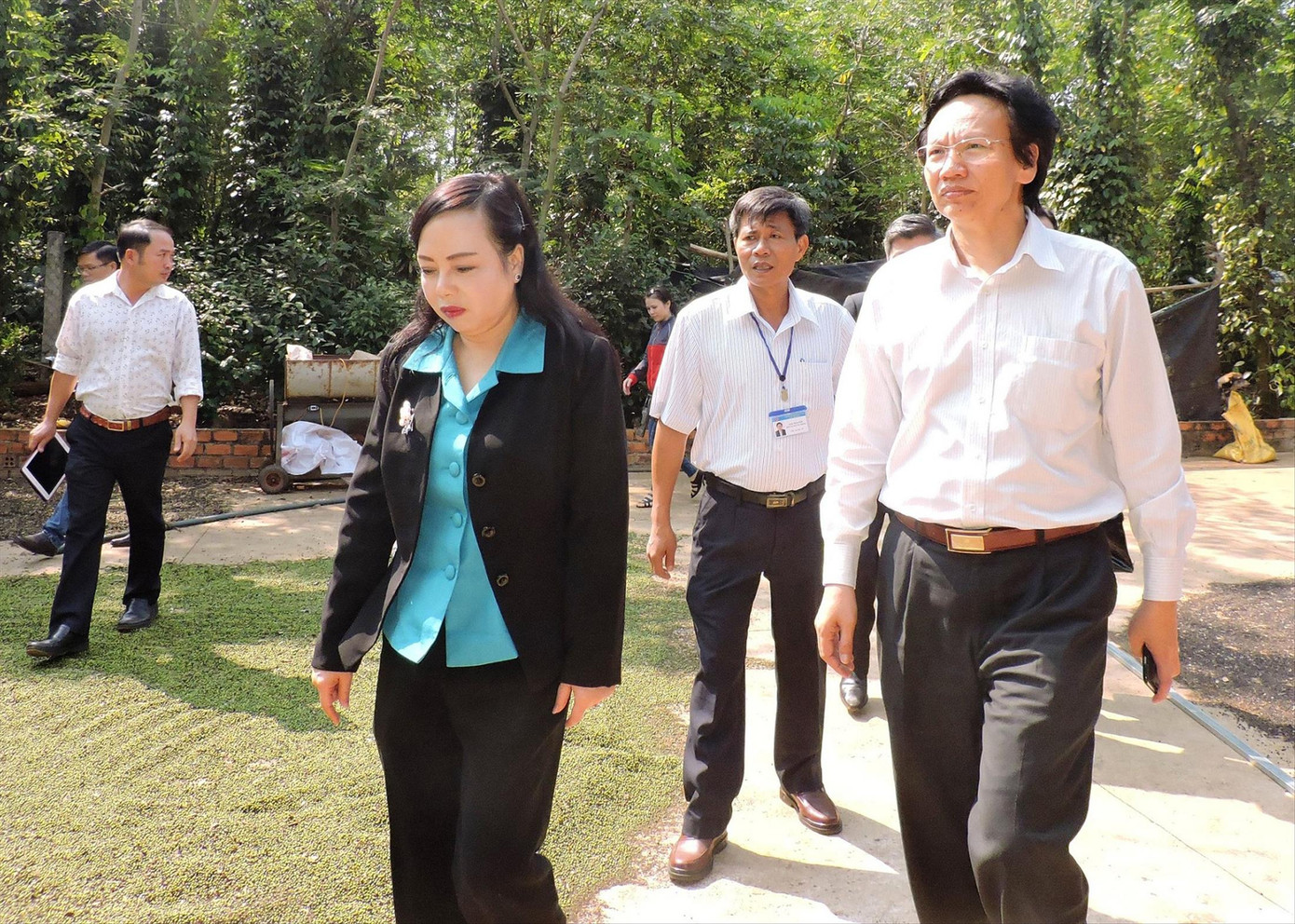 Sự thật - hành trình trần ai: Cầu thị trên... giấy ảnh 1