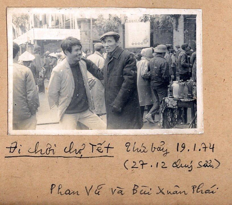 Bức ảnh quí trong album gia đình Bùi Xuân Phái: Bùi Xuân Phái (phải) và Phan Vũ đi chơi chợ Tết 1974, với di bút của danh họa. Phan Vũ- Phú Quang làm thành cặp tác giả được yêu mến với Em ơi Hà Nội phố. Còn Bùi Xuân Phái liên quan Phú Quang ở khía cạnh: Anh từng ngồi ghế giám khảo Giải thưởng Bùi Xuân Phái- Vì tình yêu Hà Nội, và cuối cùng nhận Giải thường Lớn- hạng mục quan trọng nhất của giải này trước khi ra đi. Ảnh: TƯ LIỆU GIA ĐÌNH BÙI XUÂN PHÁI
