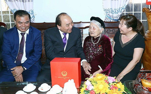 Quà tết giá hàng trăm triệu đồng bán cho ai? ảnh 3 Quà tết giá hàng trăm triệu đồng bán cho ai? ảnh 3