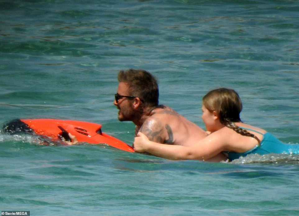 Harper phổng phao ở tuổi lên 9, đi biển cùng bố David Beckham và các anh trai ảnh 6