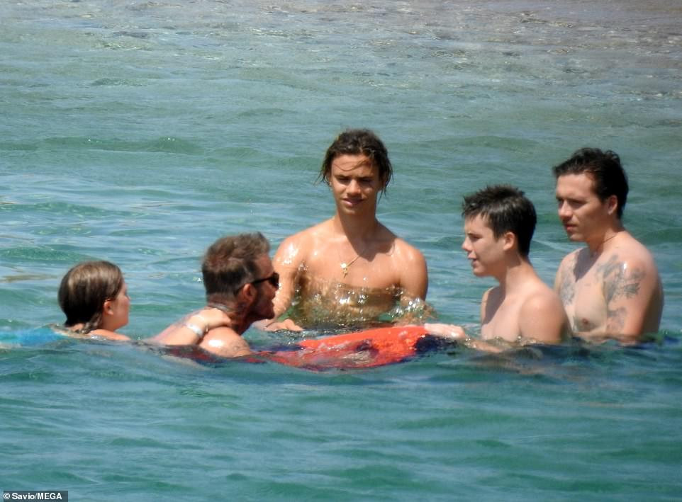 Harper phổng phao ở tuổi lên 9, đi biển cùng bố David Beckham và các anh trai ảnh 1