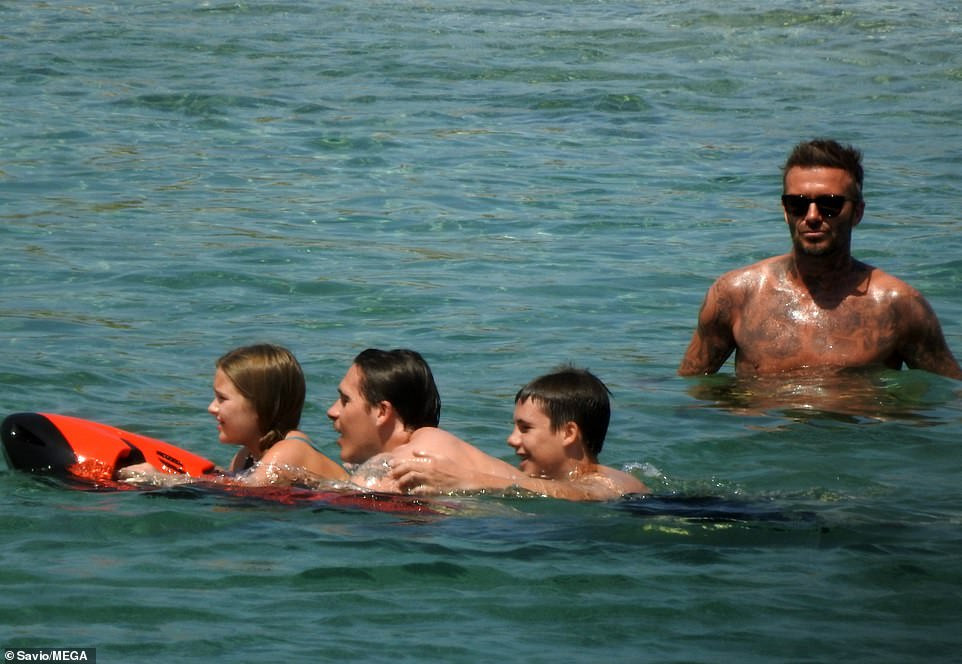 Harper phổng phao ở tuổi lên 9, đi biển cùng bố David Beckham và các anh trai ảnh 2