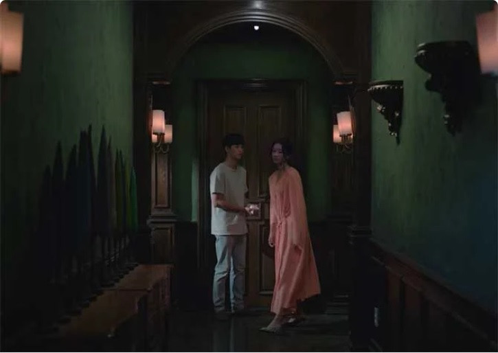 Bóc giá 13 bộ váy hàng hiệu đắt nhất của Seo Ye Ji trong ‘Điên thì có sao’ ảnh 11