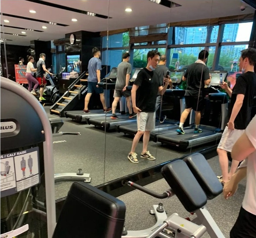 Bị chê 'bụng bia' xuống mã, Phùng Thiệu Phong đáp trả khiến fan cười nghiêng ngả ảnh 4