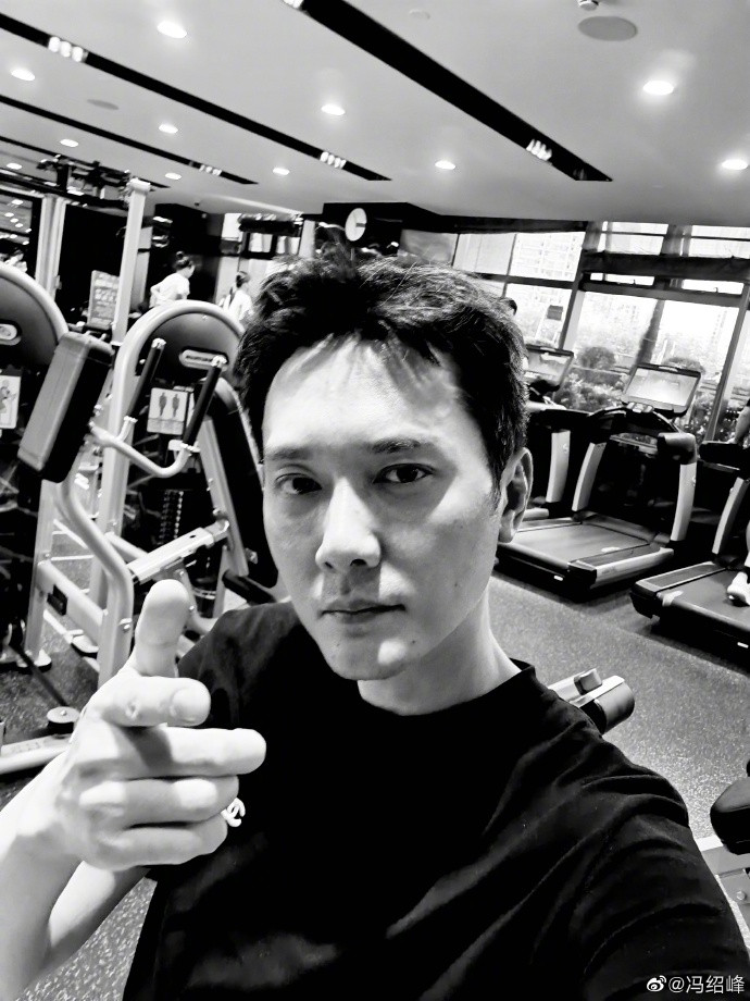 Bị chê 'bụng bia' xuống mã, Phùng Thiệu Phong đáp trả khiến fan cười nghiêng ngả ảnh 3