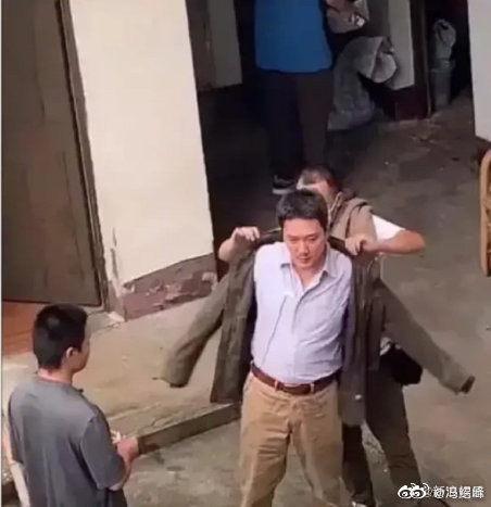 Bị chê 'bụng bia' xuống mã, Phùng Thiệu Phong đáp trả khiến fan cười nghiêng ngả ảnh 6