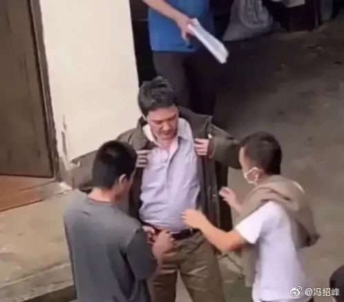 Bị chê 'bụng bia' xuống mã, Phùng Thiệu Phong đáp trả khiến fan cười nghiêng ngả ảnh 5