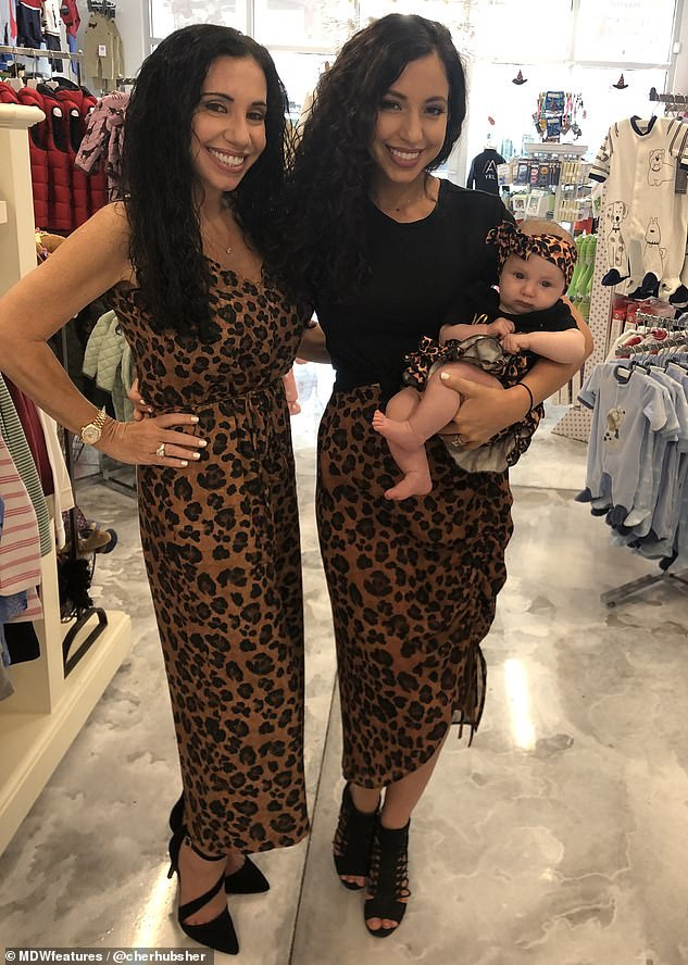 Bất chấp khoảng cách 30 tuổi, những cặp mẹ con gây sửng sốt vì trông như chị em song sinh ảnh 6