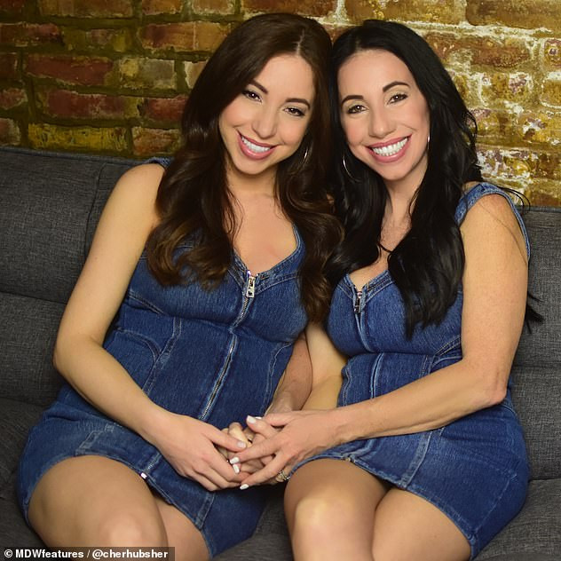 Bất chấp khoảng cách 30 tuổi, những cặp mẹ con gây sửng sốt vì trông như chị em song sinh ảnh 1