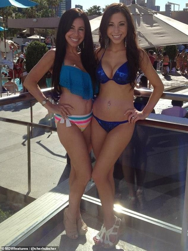 Bất chấp khoảng cách 30 tuổi, những cặp mẹ con gây sửng sốt vì trông như chị em song sinh ảnh 5