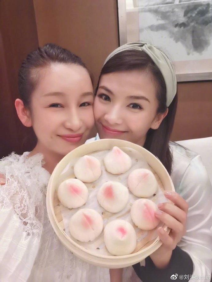 Lưu Đào gây sốc khi tung ảnh ‘khóa môi’ đồng giới bạn thân ảnh 2