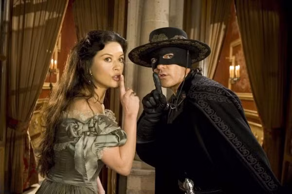 Tài tử 'Mặt nạ Zorro' đón sinh nhật trong bệnh viện vì mắc COVID-19 ảnh 2