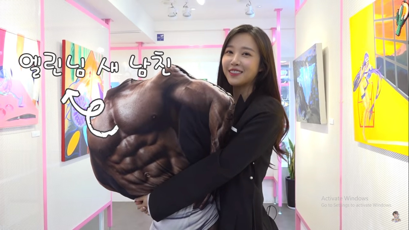 Nữ idol K-pop gây tranh cãi vì vào cửa hàng 'đồ chơi' tình dục ảnh 3