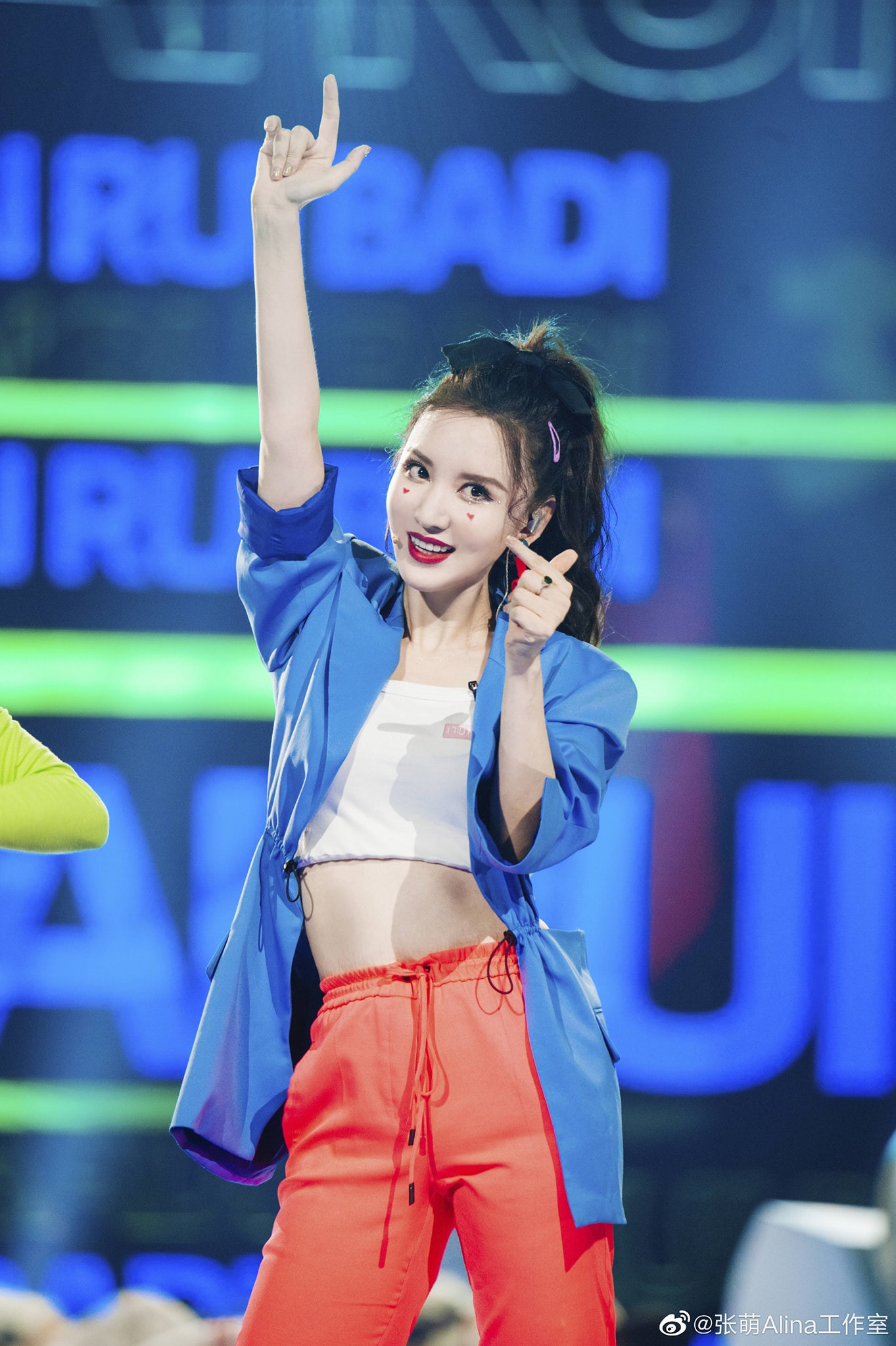 Hoa hậu Hoàn Vũ Trung Quốc Trương Manh đắp mặt nạ, đeo khẩu trang ở sân bay gây sốc ảnh 9