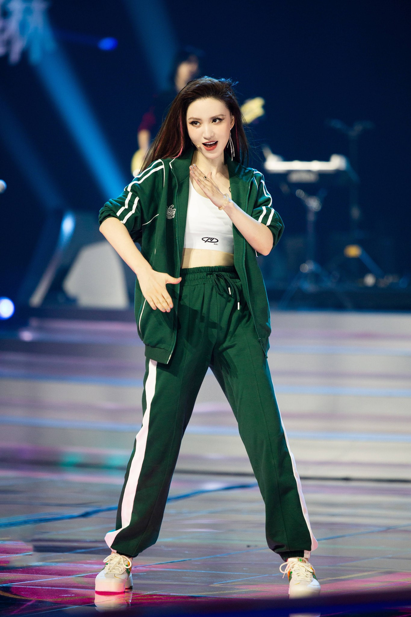 Hoa hậu Hoàn Vũ Trung Quốc Trương Manh đắp mặt nạ, đeo khẩu trang ở sân bay gây sốc ảnh 5