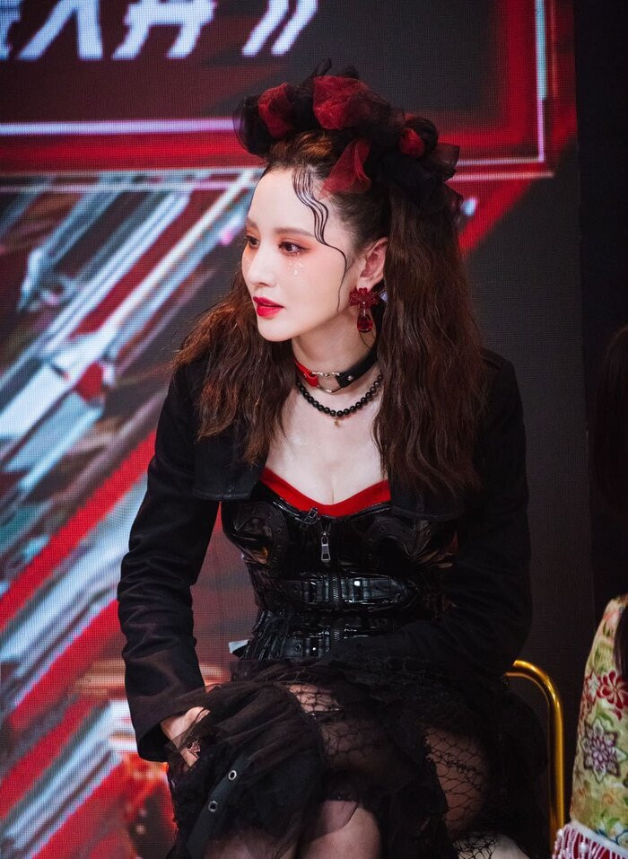 Hoa hậu Hoàn Vũ Trung Quốc Trương Manh đắp mặt nạ, đeo khẩu trang ở sân bay gây sốc ảnh 8