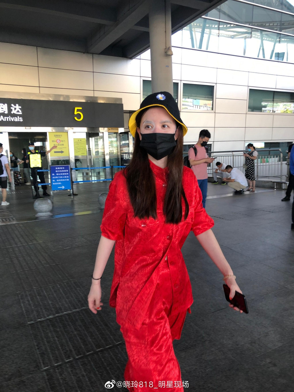 Hoa hậu Hoàn Vũ Trung Quốc Trương Manh đắp mặt nạ, đeo khẩu trang ở sân bay gây sốc ảnh 4