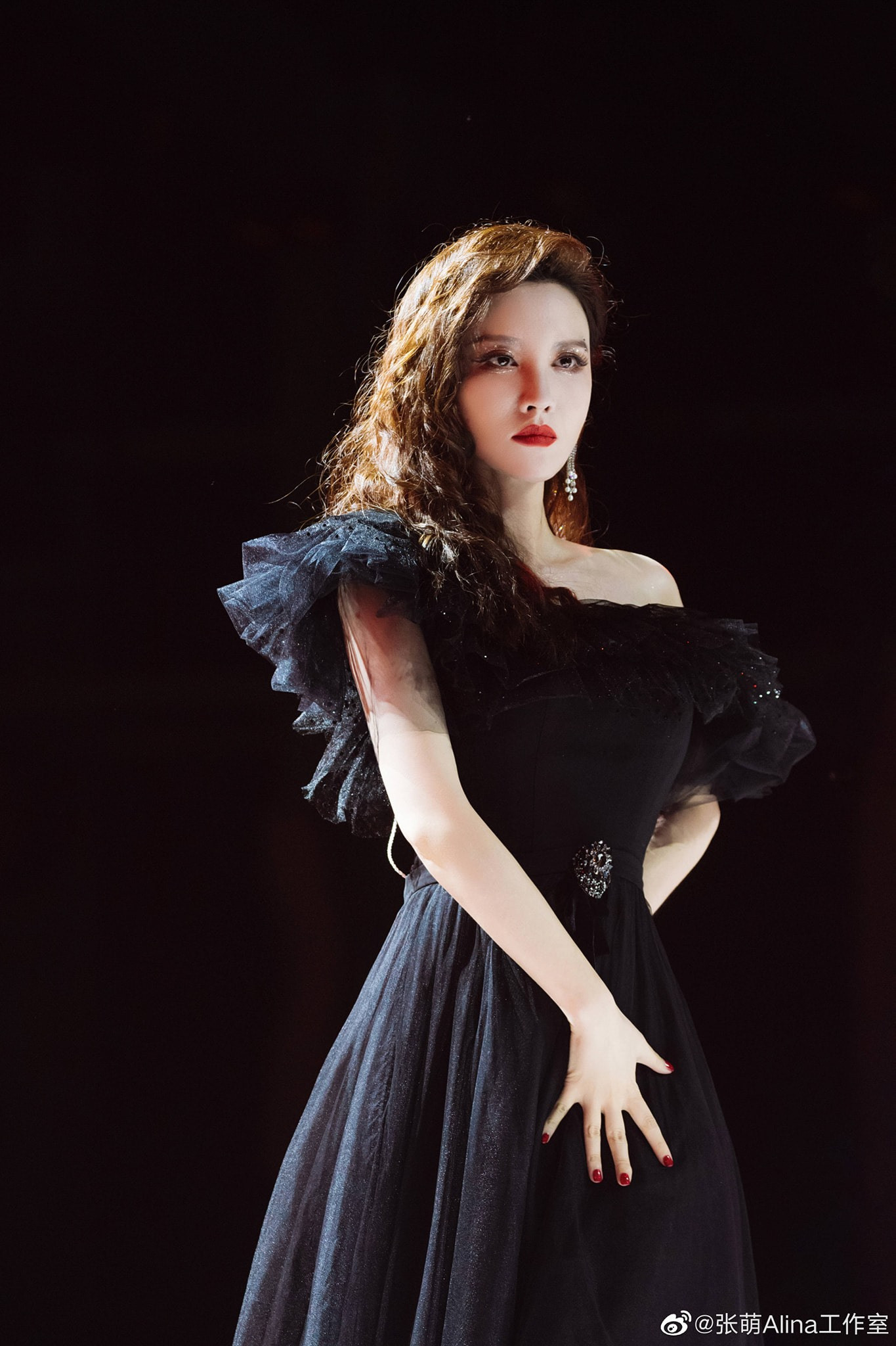 Hoa hậu Hoàn Vũ Trung Quốc Trương Manh đắp mặt nạ, đeo khẩu trang ở sân bay gây sốc ảnh 7