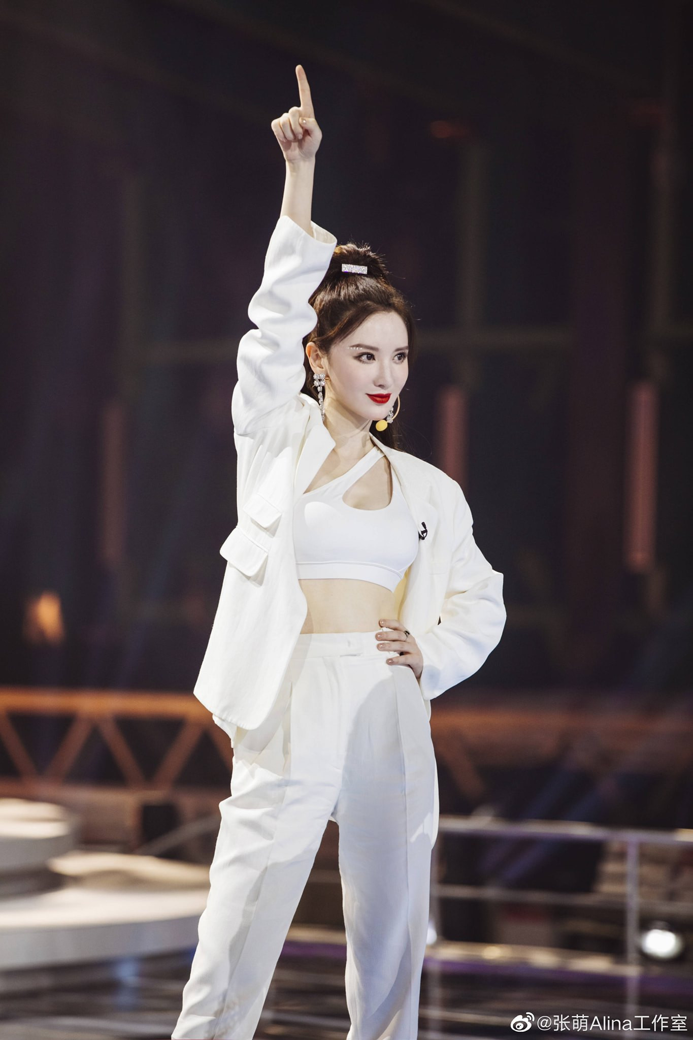 Hoa hậu Hoàn Vũ Trung Quốc Trương Manh đắp mặt nạ, đeo khẩu trang ở sân bay gây sốc ảnh 10