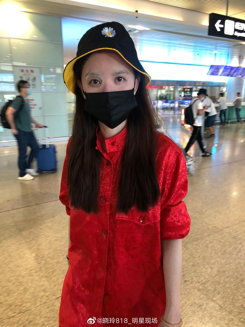 Hoa hậu Hoàn Vũ Trung Quốc Trương Manh đắp mặt nạ, đeo khẩu trang ở sân bay gây sốc ảnh 2